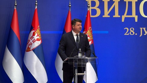 ПРОФЕСОР ПЕТРОВ: Потребно је водити дијалог, али треба да се зна са киме се разговара