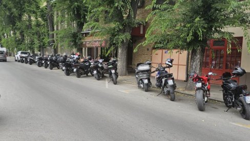 POKAZAO DA MU JE SRBIJA U SRCU Čuveni Gabor Sagmajster sa motociklistima krenuo iz Subotice za Beograd na Vidovdansko književno veče (VIDEO)