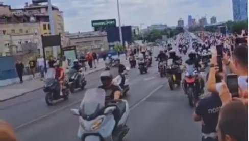 OGROMNA PODRŠKA STUDENTIMA U PIONIRSKOM PARKU: Snimak sa Brankovog mosta, nepregledna kolona bajkera (VIDEO)