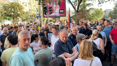 САМИ ПРИЗНАЈУ ДА СУ СВИ ОСТАЛИ ПРОТИВ БЛОКАДЕРА!