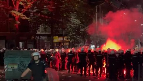 БЛОКАДЕРИ ПОНОВО НАПАЛИ ПОЛИЦИЈУ БАКЉАМА