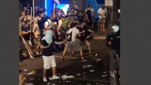 НАПАД ХУЛИГАНА НА ПОЛИЦИЈУ: Мотке, песнице и бакље...  (ВИДЕО)