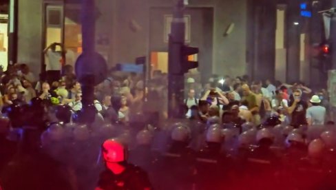 БЛОКАДЕРИ НАПАЛИ ПОЛИЦИЈУ А ОНДА ЈЕ УСЛЕДИЛА ИНТЕРВЕНЦИЈА (ВИДЕО)