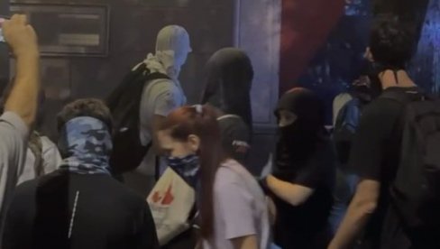 БЛОКАДЕРИ НАПАЛИ ПРОСТОРИЈЕ СНС: Узнемирујућ снимак (ВИДЕО)