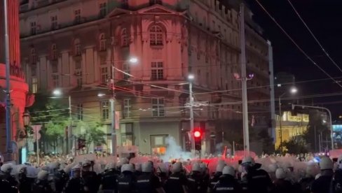 ХАОС: Овако су блокадери гађали полицију бакљама