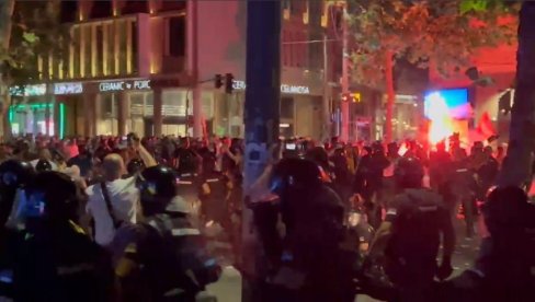 ЈЕЗИВ ВИДЕО: Блокадери насрћу на полицију и испаљују топовске ударе