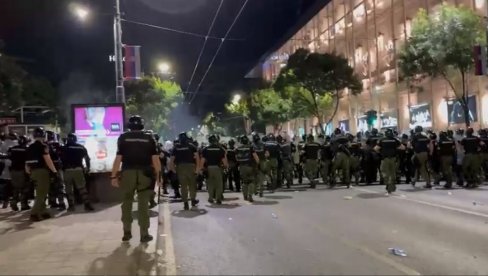 УЖАС: Блокадери гађају полицију стакленим флашама