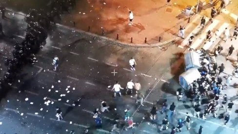 КОНТЕЈНЕРИМА ПРАВЕ БАРИКАДЕ: Блокадери напали полицију камењем и флашама (ВИДЕО)