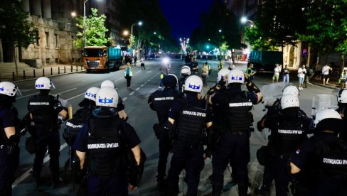 НАПАО ЖАНДАРМА И БАЦАО КАМЕЊЕ НА ПОЛИЦИЈУ: ВЈТ подигло оптужницу против мушкарца који је изазивао нереде на протесту у Београду