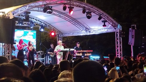 KONCERT FOLK ZVEZDE: Saša Matić u Paraćinu pevao za Vidovdan (FOTO)