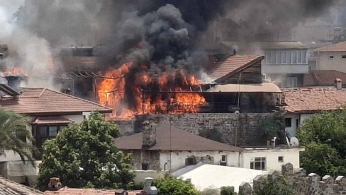 ПРВИ СНИМЦИ ВЕЛИКОГ ПОЖАРА: Пламен у летовалишту омиљеном међу Србима - евакуисани туристи (ФОТО/ВИДЕО)