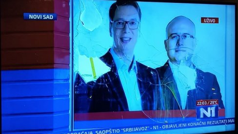 BLOKADERI RAZBILI PROSTORIJE SNS U NOVOM SADU