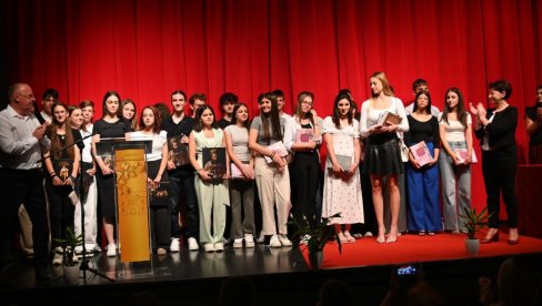 SVEČANOST U SVILAJNCU: Uručene knjige najuspešnijim učenicima