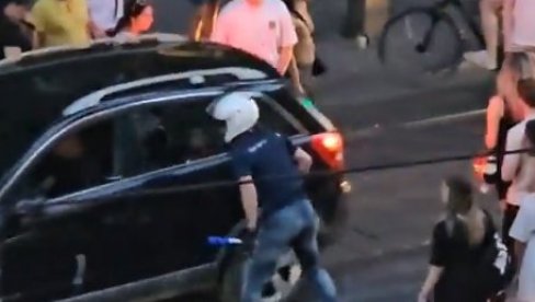ČOVEK VOZI POVREĐENO DETE A BLOKADERI MU NE DAJU DA PROĐE I JOŠ GA PLJUJU U FACU: Strašan incident u Beogradu (VIDEO)