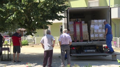 PENZIONERIA SA NAJNIŽIM PRIMANJIMA URUČENI PAKETI POMOĆI: podeljena 884 paketa