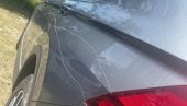 JOŠ JEDNO ZLODELO BLOKADERA: Izgrebali automobil novinaru
