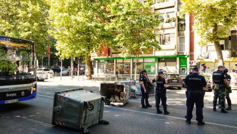 I TO SVE POD MASKAMA: Blokaderi ponovo provociraju policiju