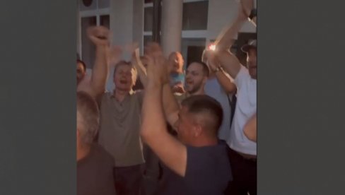 УБЕДЉИВ ТРИЈУМФ: Напредњаци славе победу у Косјерићу (ВИДЕО)