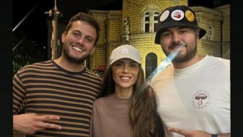 VOLI SRPSKE PARE, ALI I DA UNIŠTAVA DRŽAVU: Propala glumica Nina Seničar rame uz rame sa blokaderima teroristima (FOTO)