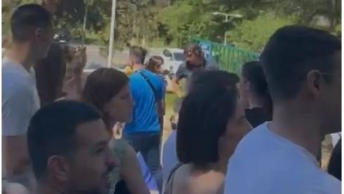 SRAMOTNO: Blokaderi provocirali studente FON-a koji žele da polažu ispit (VIDEO)