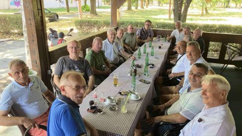 ФУДБАЛЕРИ ПРОЛЕТЕРА УЗ ПУНО ЕМОЦИЈА И УСПОМЕНА