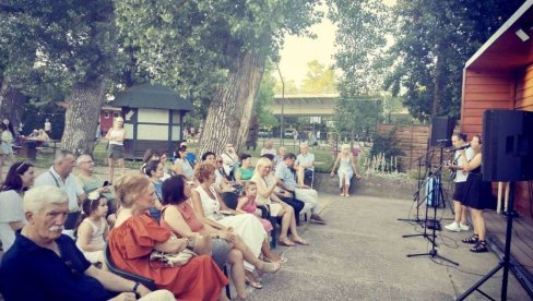 U NOVOM SADU, ISPOD MOSTA SLOBODE, PO 17. PUT OTVORENA DUNAVSKA BIBLIOTEKA, SA OKO 400 NASLOVA   Kupači vole Štrand i - knjige