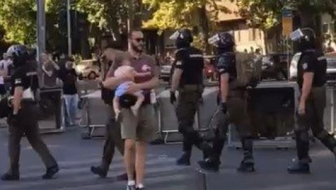 СРАМНО: Блокадер вуче детенце на блокаде на 40 степени (ВИДЕО)