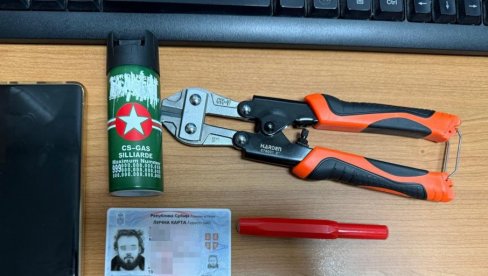 СУЗАВАЦ, КЛЕШТА... Полиција привела наоружаног блокадера - Погледајте шта су му све нашли (ФОТО)