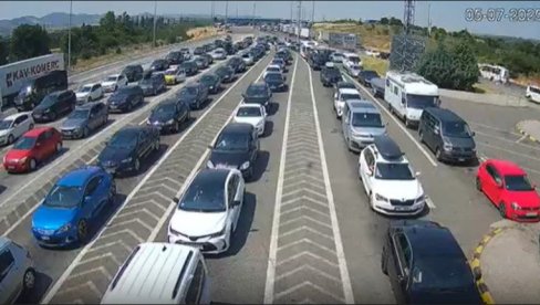 ПРАВИ ЛЕТЊИ ХАОС НА ГРАНИЦАМА: Колоне ка Грчкој, али и на овом прелазу - на врелини се чека и до три сата (ФОТО)