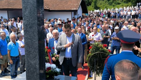 ŠEŠELJ NA ČELU: Radikali na pomenu u Bratuncu (FOTO)