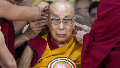 ХИЉАДЕ ЉУДИ НА РОЂЕНДАНУ ДАЛАЈ ЛАМЕ: Међу званицама и Ричард Гир