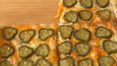 МАМИ МИРИСОМ: Пита од лиснатог теста са сиром и киселим краставчићима (ВИДЕО)