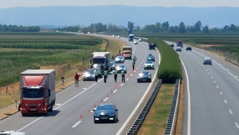 U INĐIJI SAHRANJEN TRAGIČNO NASTRADALI POLICAJAC: Pored porodice, prisustvovali ministar i predstavnici MUP-a