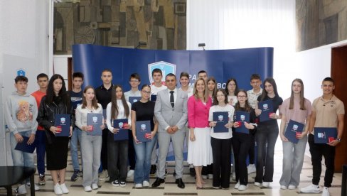 ЗЛАТНИЦИ И БИЛБОРДИ ЂАЦИМА ГЕРЕНАЦИЈЕ У СМЕДЕРЕВУ:Додељене награде најуспешнијим ученицима