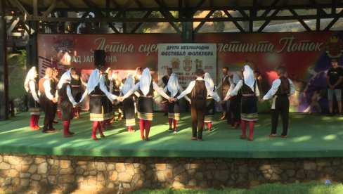DRUGI MEĐUNARODNI FESTIVAL FOLKLORA: Igrali Srbi, Makedonci i Rumuni