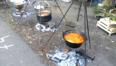 KULINARSKO TAKMIČENJE U BOSILEGRADU: Kuvala se riblja čorba