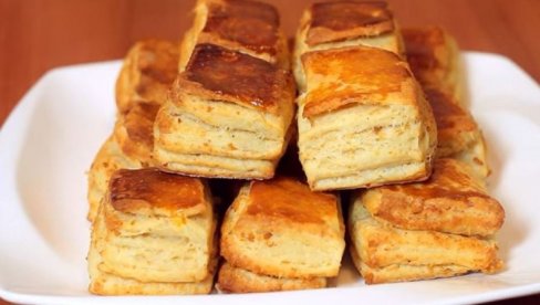 ПУФНАСТЕ И МЕКАНЕ, МОГУ ДА СТОЈЕ ДАНИМА: Погачице са чварцима (ВИДЕО)