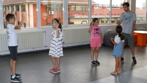 ЛЕТЊА ШКОЛА ГЛУМЕ: Креативна радионица за малишане у краљевачкој библиотеци