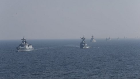 (МАПА) ПЕКИНГ ПАЖЉИВО ПРАТИ ДЕШАВАЊА КОД ИРАНА: Кинески шпијунски брод у сенци америчког носача авиона (ВИДЕО)