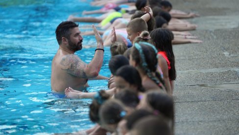 LETO KADA SU NAUČILI DA PLIVAJU – ČAK 85 MALIŠANA U LJIGU TRENIRALO SA NIKOLOM RAĐENOM