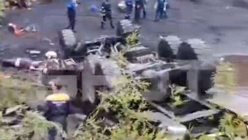 АУТОБУС ПАО СА ЛИТИЦЕ У ПРОВАЛИЈУ ДУБОКУ 25 МЕТАРА: У несрећи погинуло 14 особа (ВИДЕО)