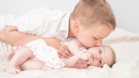 KAKO DA RODITELJI POMOGNU MALIŠANIMA U BOLJEM SLAGANJU: Od rivalstva i ljubomore do podrške za ceo život (FOTO)