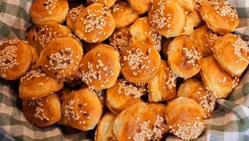 БРЗЕ ПОГАЧИЦЕ СА СИРОМ: Tопле, мекане и готове за трен