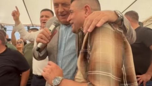 FEŠTA ZA PAMĆENJE: Dodik uzeo Baji mikrofon i zapevao čuveni hit (VIDEO)