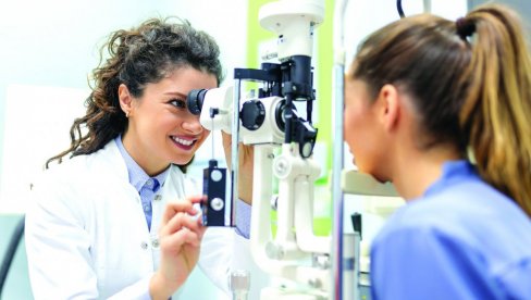 IMATE VIŠE OD 40 GODINA? Ako primetite neki od ovih 9 simptoma, hitno idite na očni pregled