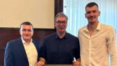 КОЛИКО САМ НИЗАК, НАЈБОЉЕ СЕ ВИДИ КАД СТАНЕМ УЗ ЛЕГЕНДАРНОГ БОРИШУ Вучић се сусрео са Симанићем и Новицом Мотиком (ФОТО)