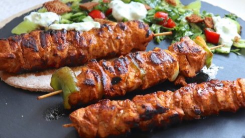 JEDNOSTAVNO JELO SA MEKANIM MESOM I BOGATIM, ZAČINJENIM UKUSOM: Pileći ražnjići