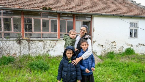 ЈЕЛЕНИ ФАРАГО ЈЕ ЈОШ ПОТРЕБНА НАША ПОМОЋ: Да самохрана мајка са тројицом својих синова више не спава на голом поду (ФОТО)