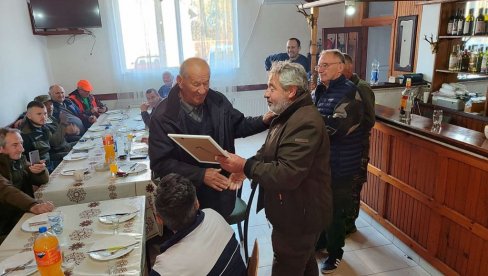 УСПОМЕНА НА ВОЈНИЧКЕ ДАНЕ: Служили војску заједно, а онда се срели у Српској Црњи