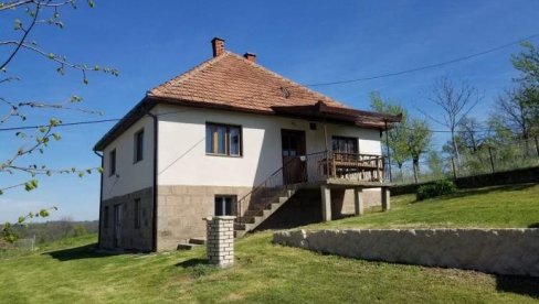 ТО ЈЕ ГРЕОТА ПРОДАТИ... Две нове куће и четири хектара земље, на сат времена од Београда - Људи шокирани овим огласом са интернета (ФОТО)